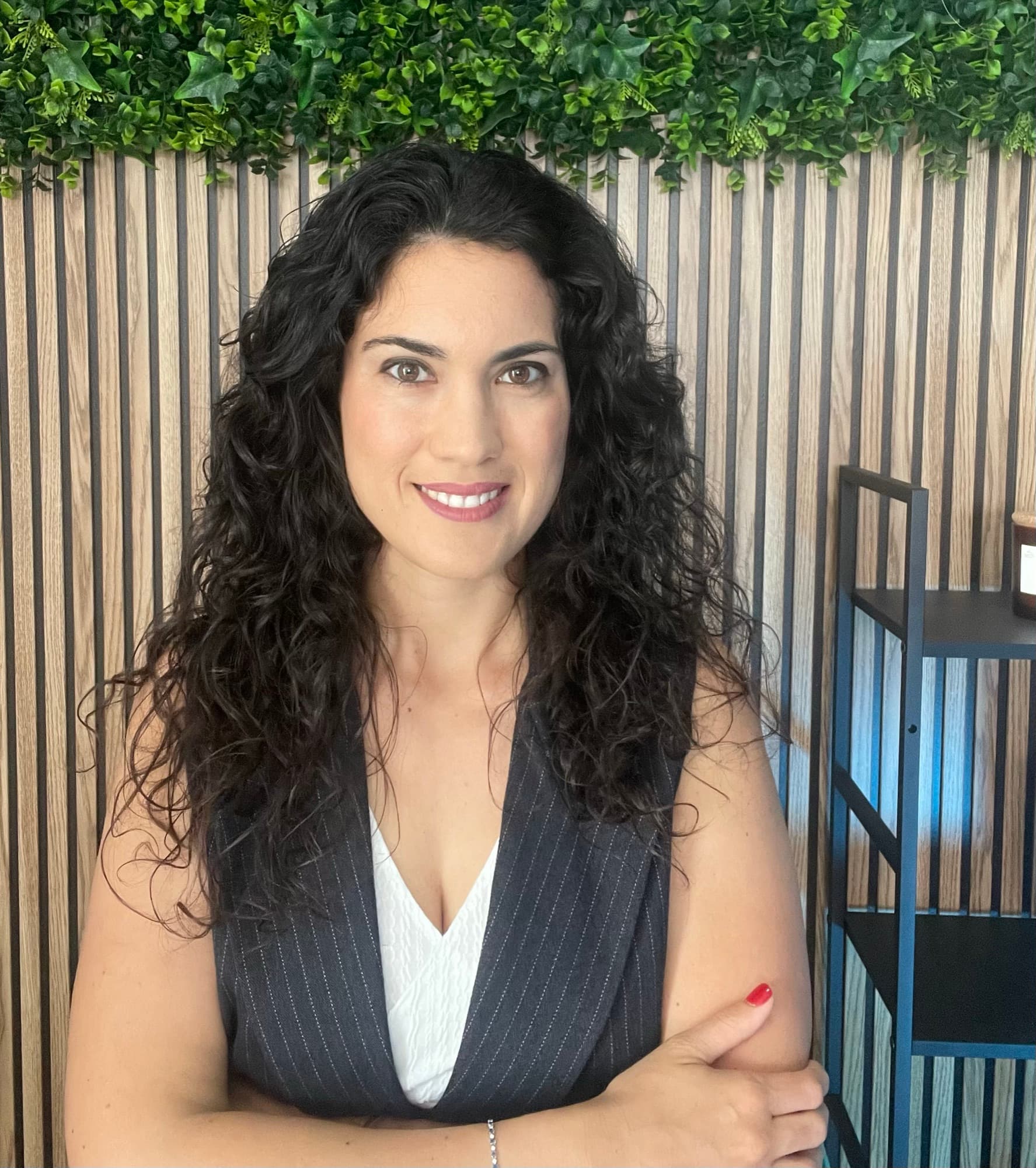 Olga Paredes mirando directamente a cámara, con los brazos cruzados