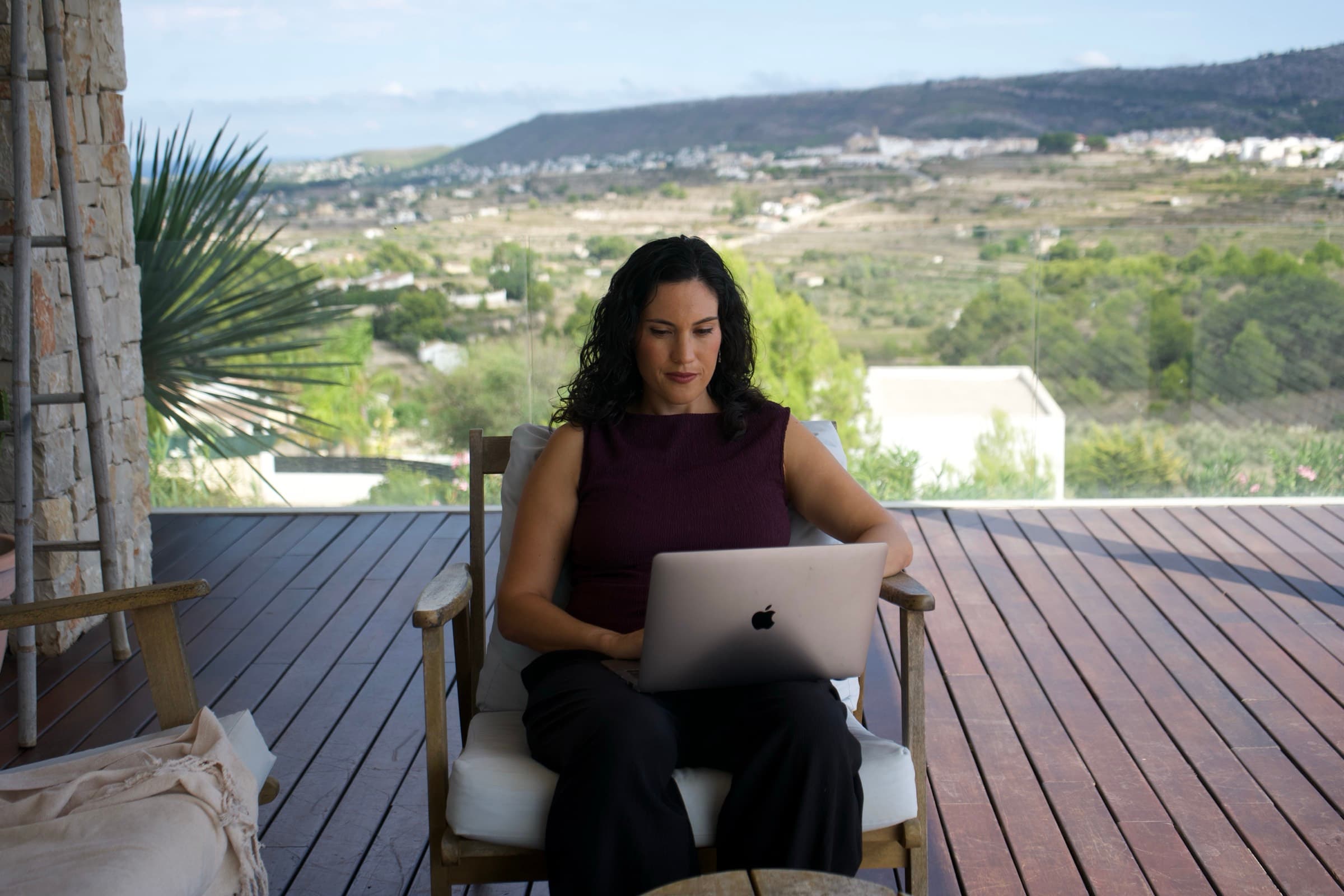 Olga Paredes trabajando desde una terraza con vistas abiertas
